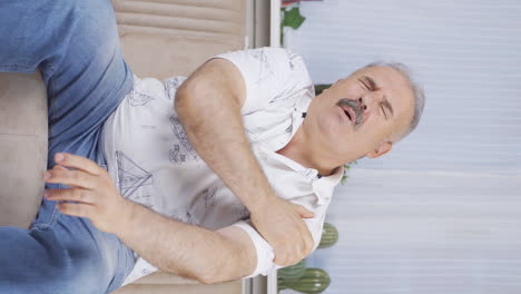 Vertical-video-of-The-old-man-is-suffering-from-joint-pain.